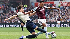 Úto�ník Ollie Watkins z Aston Villy (vpravo) s mí�em p�ed Konstantinosem...