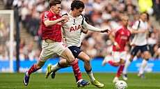 Zálo�ník Archie Gray z Tottenhamu vede mí� p�ed Elliotem Andersonem z...