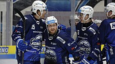 Brn�n�tí hokejisté se radují z gólu Adama Zbo�ila.