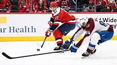 Washingtonský úto�ník Dylan Strome s pukem p�ed bránícím Brentem Burnsem z...
