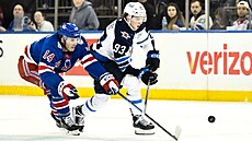 Úto�ník Taylor Raddysh z New Yorku Rangers (vlevo) a Brad Lambert z Winnipegu