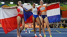 �tvrtka�ka Lurdes Gloria Manuel slaví titul halové mistryn� sv�ta spole�n� s...