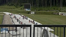 Pohled z okna hotelu Center Pokljuka na biatlonovou st�elnici, kde probíhá...