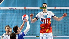 Ostrav�tí volejbalisté Mateusz Biernat a Wojciech Dudzik sledují kam nahraje...
