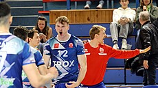 P�íbramský bloka� George Hobern se raduje z postupu do �tvrtfinále.