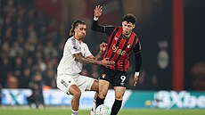 Stoper Leny Yoro z Manchesteru United brání úto�níka Bournemouthu Evanilsona.
