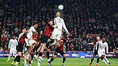 Casemiro je v hlavi�kovém souboji u mí�e jako první.