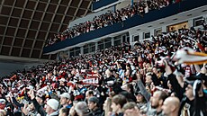 Spar�an�tí fanou�ci v hole�ovické Sportovní hale slaví vst�elený gól b�hem...