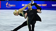 �e�tí krasobrusla�i Filip a Natálie Taschlerovi b�hem vystoupení ve volných...