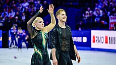 �e�tí krasobrusla�i Filip a Natálie Taschlerovi zdraví diváky po svém...