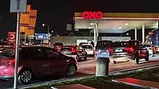 Tank ONO (Praha 10 - �t�rboholy). Kv�li levnému benzinu se zde tvo�í fronty...