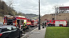 Hasi�i zasahují u po�áru st�echy vybydlené budovy v pra�ské Michli (26. b�ezna...