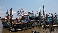 R�st cen pohonných hmot ochromil rybá�e v thajské provincii Samut Sakhon. (25....