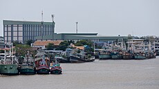 R�st cen pohonných hmot ochromil rybá�e v thajské provincii Samut Sakhon. (25....