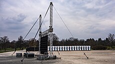 Stavba konstrukce na Letenské pláni b�hem p�íprav na demonstraci kterou po�ádá...