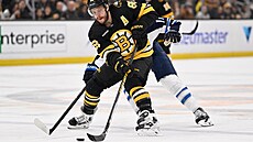 David Pastr�ák z Bostonu kontroluje puk v utkání NHL proti Winnipegu.