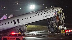 Na newyorském leti�ti LaGuardia se srazilo letadlo Air Canada s hasi�ským vozem...