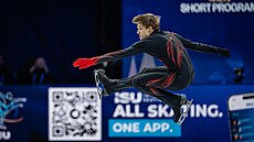 Georgii Reshtenko ská�e do piruety v krátkém programu na MS v Praze.