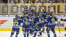 Zlín�tí hokejisté se radují z postupu do finále první ligy.