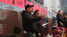 Trenér Viktor Uj�ík na st�ída�ce Jihlavy.