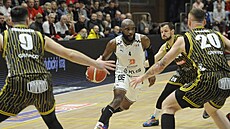 Jamonda Bryant v akci proti Opav�.