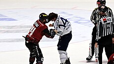 Spar�anský obránce Aaron Irving v bitce s Ivem Sedlá�kem v záv�ru pátého...