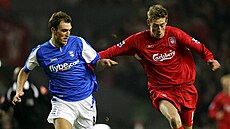 Martin Latka v dresu Birminghamu brání Petera Crouche z Liverpoolu.