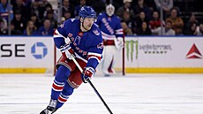 Úto�ník New York Rangers Alexis Lafreniere vede puk b�hem zápasu proti Chicagu.