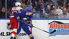 Kapitán Buffala Rasmus Dahlin (v modrém) si hlídá puk, marn� se k n�mu tla�í...