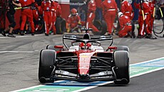 Charles Leclerc z Ferrari vyjí�dí z box� b�hem Velké ceny Japonska.