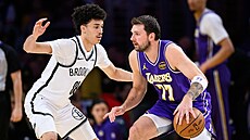 Nolan Traore (vlevo) z Brooklynu brání Luku Don�i�e z Los Angeles Lakers.