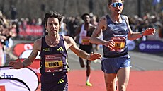 Jan Fri� dobíhá do cíle Pra�ského p�lmaratonu.