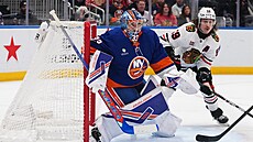 David Rittich hlídá o�ima kotou�, v pozici p�ed bránou je p�ipravený Tyler...