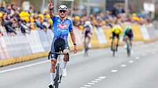 Mathieu van der Poel slaví triumf na E3 Saxo Classic.