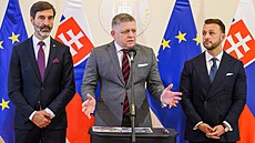 Slovenský ministr zahrani�í Juraj Blanár, premiér Robert Fico a ministr vnitra...