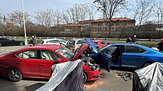 Policejní honi�ka skon�ila dopravní nehodou, kdy� pronásledované vozidlo vjelo...