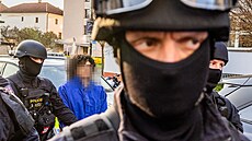 Soud rozhoduje o vazb� podez�elých ze �há�ského útoku v Pardubicích. (24....