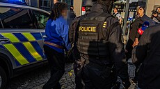 Mu�e a �enu podez�elé ze �há�ského útoku v Pardubicích poslal soud do vazby....