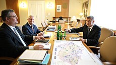 Premiér a p�edseda ANO Andrej Babi� nebyl po jednání s ministrem obrany Jaromírem Z�nou úpln� spokojen s jeho návrhem koncepce výstavy armády do roku 2040