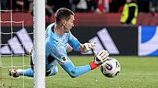 �eský branká� Mat�j Ková� likviduje pokutový kop irskému Brownemu v rozst�elu v...