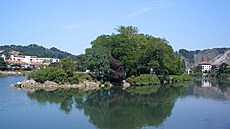 Ba�antí ostrov le�í mezi francouzským m�stem Hendaye a �pan�lským Irunem....