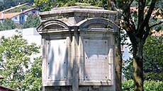 Uprost�ed Ba�antího ostrova stojí výrazný kamenný památník p�ipomínající...