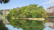 Ba�antí ostrov le�í pouhých deset metr� od �pan�lského b�ehu a dvacet metr� od...