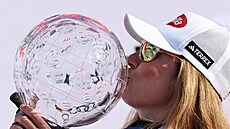 Ameri�anka Mikaela Shiffrinová slaví �estý velký k�i��álový glóbus