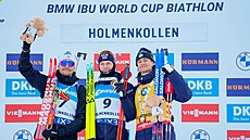 Zleva Émilien Jacquelin, vít�z Sturla Lægreid z Norska a t�etí Eric Perrot...