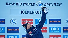 Eric Perrot z Francie s velkým k�i��álovým glóbusem pro celkového vít�ze...