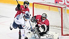 Branká� Jakub Ková� zasahuje ve �tvrtfinále proti Plzni.
