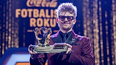 Vít�z ankety Fotbalista roku Pavel �ulc na pódiu s trofejí.
