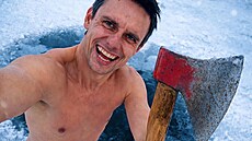 �eský iceman David Vencl si vysekává díru do ledu.