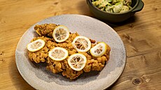 �ízek z nutrie marinovaný v podmáslí s kandovaným citronem, bramborový salát s...